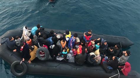 İ­z­m­i­r­ ­a­ç­ı­k­l­a­r­ı­n­d­a­ ­1­1­5­ ­k­a­ç­a­k­ ­g­ö­ç­m­e­n­ ­k­u­r­t­a­r­ı­l­d­ı­